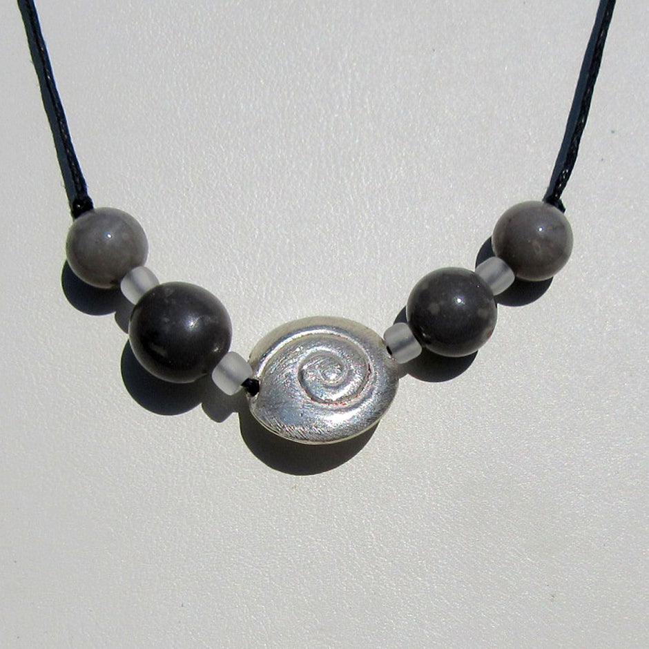 Feines Collier mit Feuersteinperlen und Schnecke aus Silber