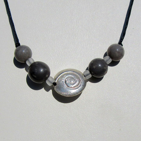 Feines Collier mit Feuersteinperlen und Schnecke aus Silber