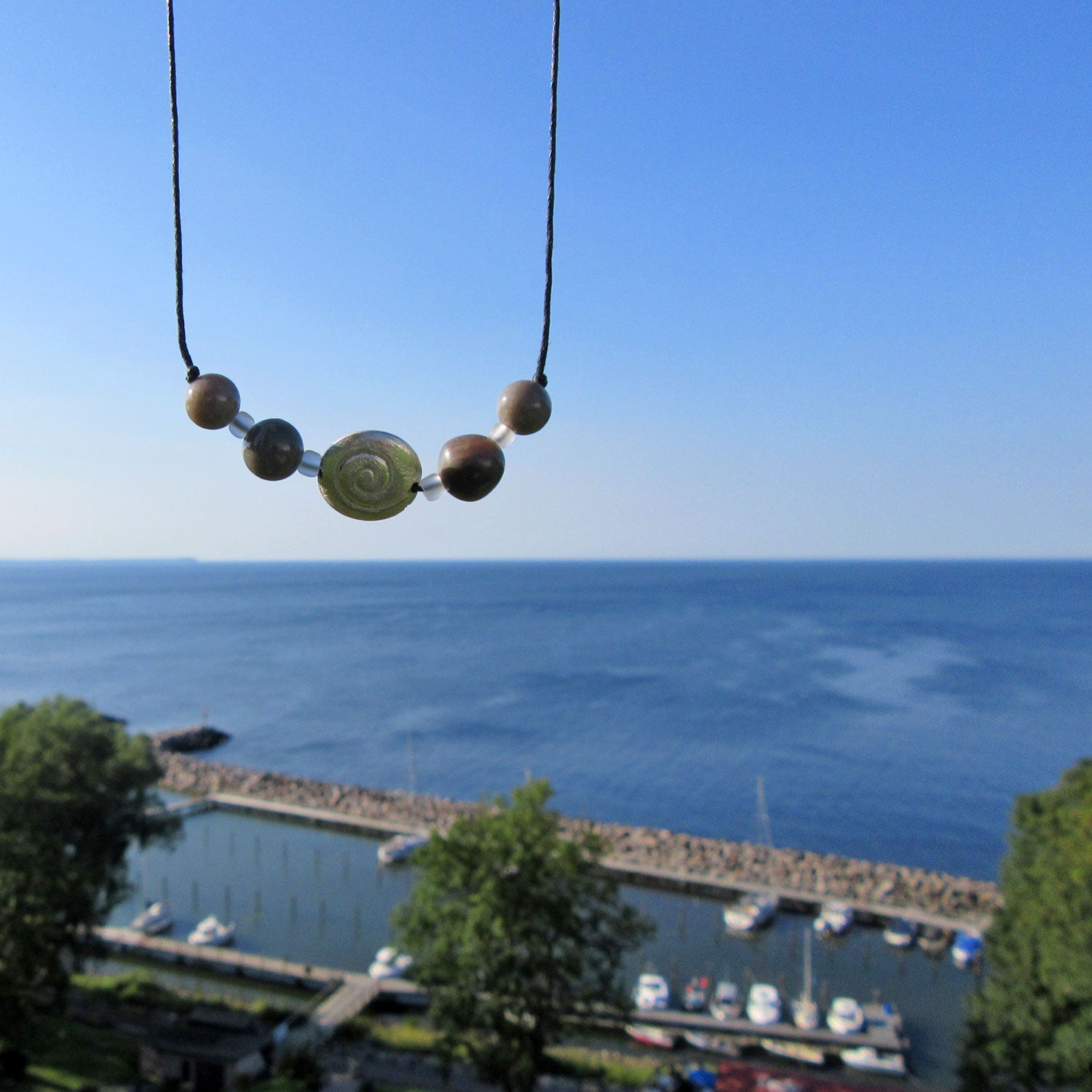 Feines Collier mit Feuersteinperlen und Schnecke aus Silber