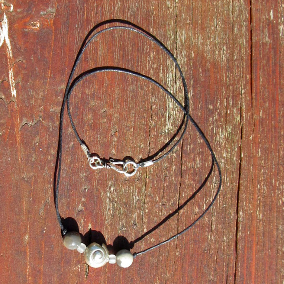 Collier mit Feuersteinperlen und Schnecke aus Silber