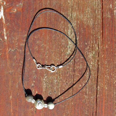 Collier mit Feuersteinperlen und Schnecke aus Silber