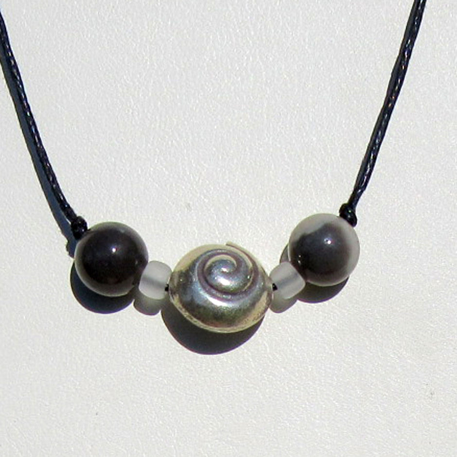 Collier mit Feuersteinperlen und Schnecke aus Silber