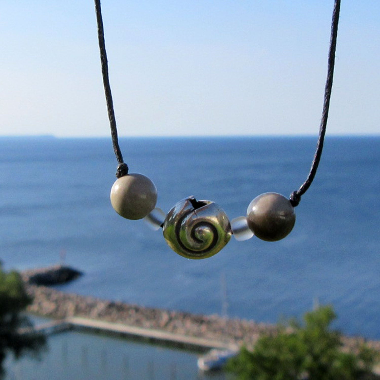 Collier mit Feuersteinperlen und Schnecke aus Silber