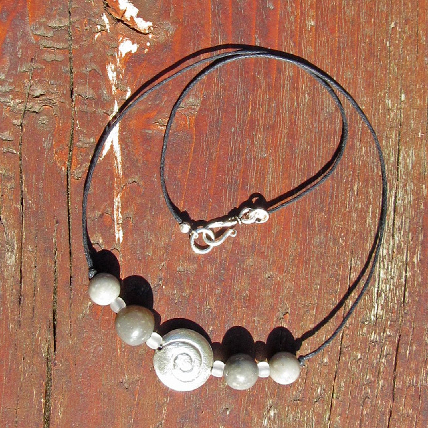 Feines Collier mit Feuersteinperlen und Schnecke aus Silber