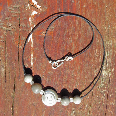 Feines Collier mit Feuersteinperlen und Schnecke aus Silber
