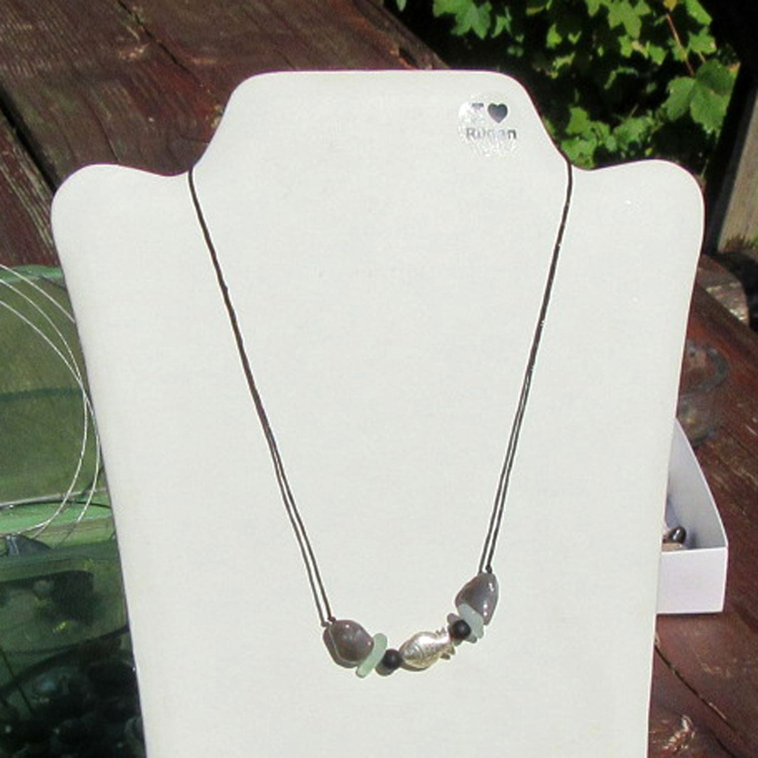 Feines Collier mit Feuerstein, Seeglas und silbernem Fisch