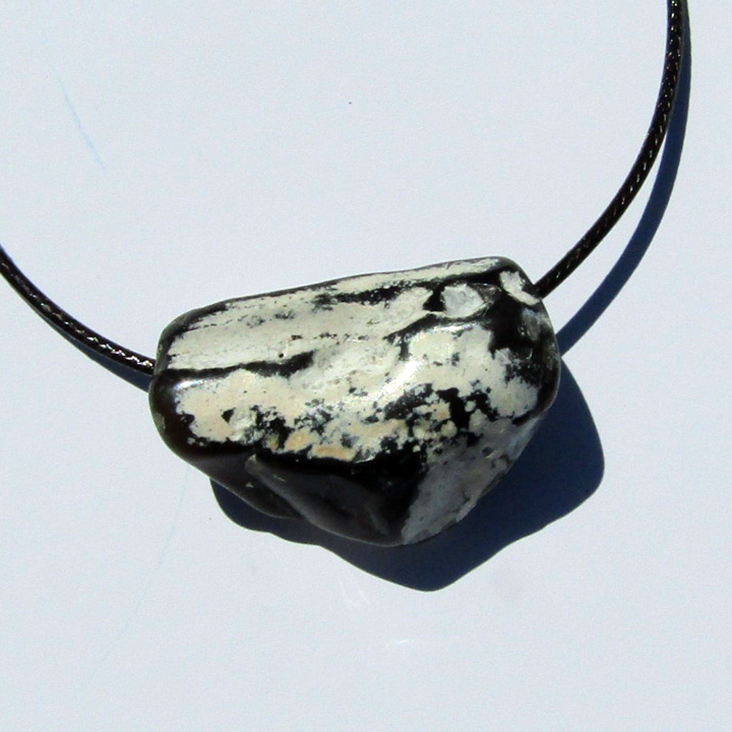 Polierter Hühnergott am Baumwollcollier, Unikat