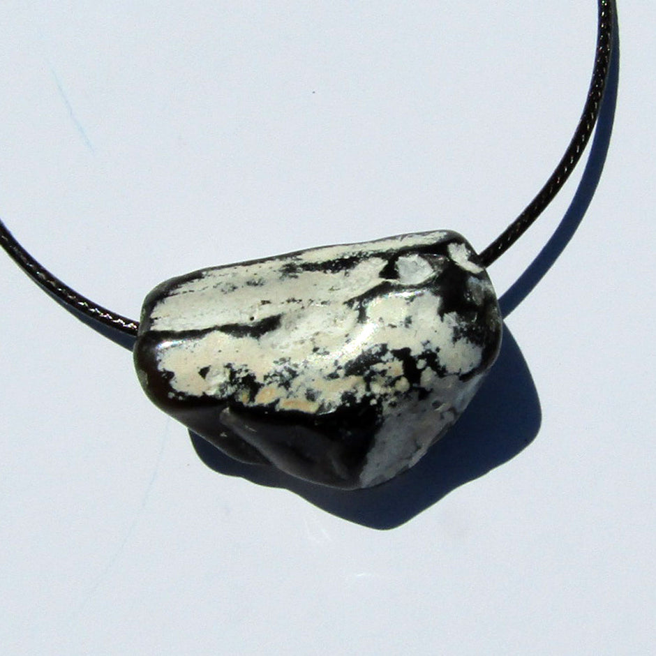 Polierter Hühnergott am Baumwollcollier, Unikat