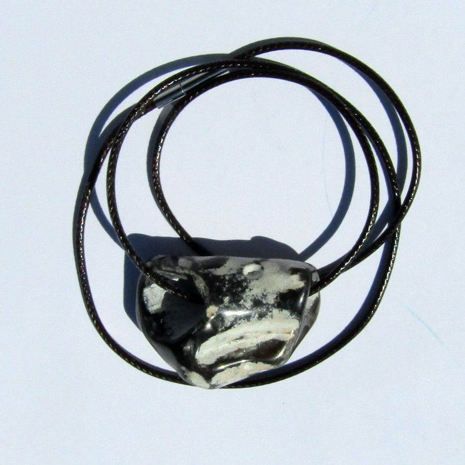 Polierter Hühnergott am Baumwollcollier, Unikat