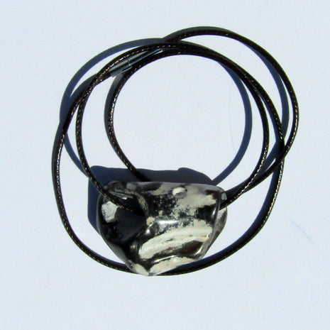 Polierter Hühnergott am Baumwollcollier, Unikat