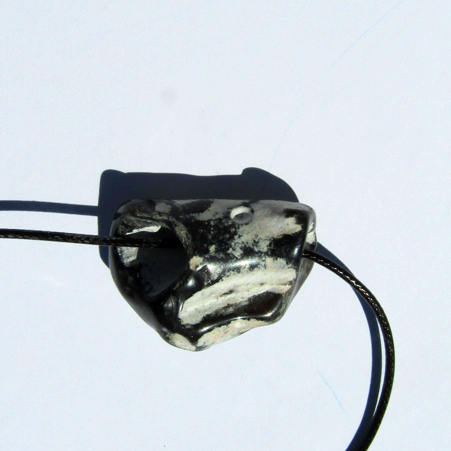 Polierter Hühnergott am Baumwollcollier, Unikat