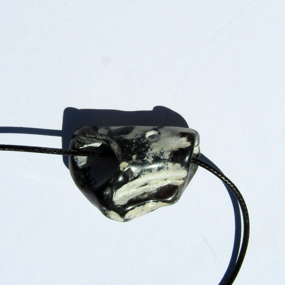 Polierter Hühnergott am Baumwollcollier, Unikat