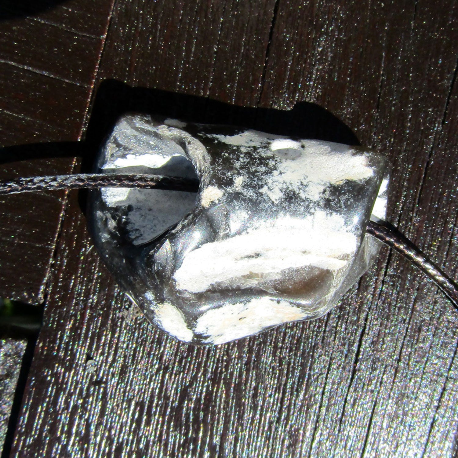 Polierter Hühnergott am Baumwollcollier, Unikat