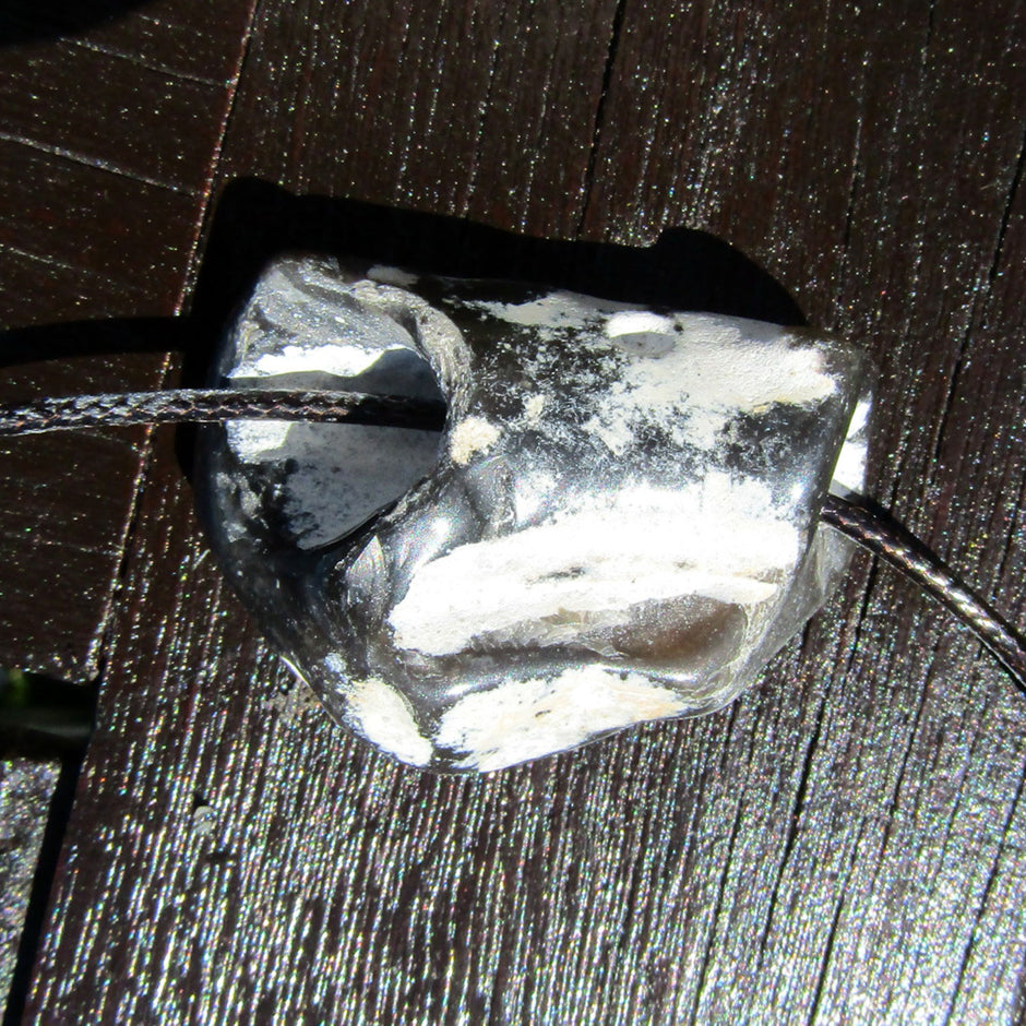 Polierter Hühnergott am Baumwollcollier, Unikat