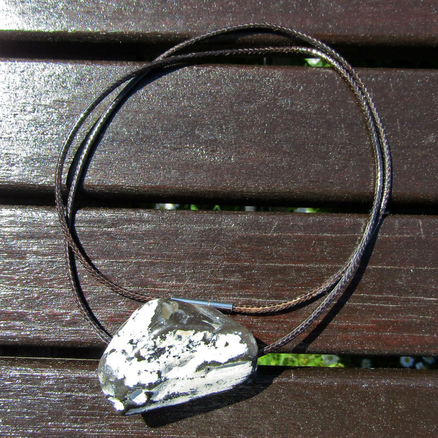 Polierter Hühnergott am Baumwollcollier, Unikat