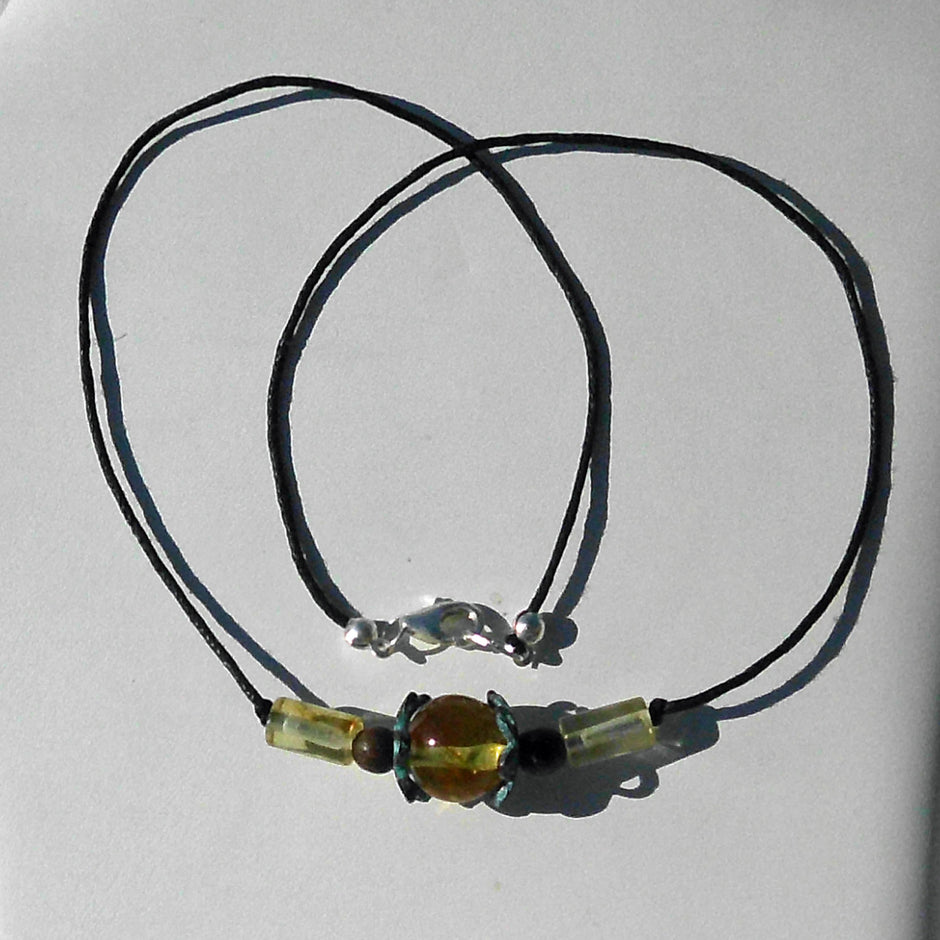 Einzelstück: Bernsteinperle mit Kupferspacern am Baumwollcollier