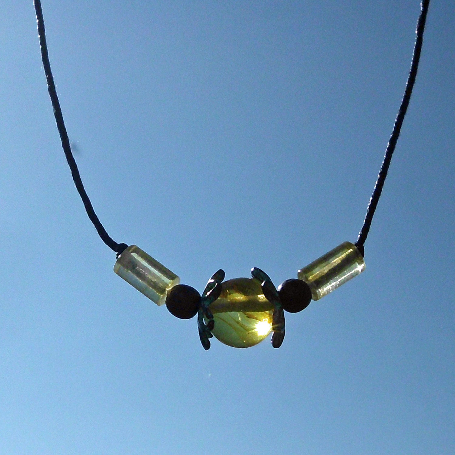 Einzelstück: Bernsteinperle mit Kupferspacern am Baumwollcollier