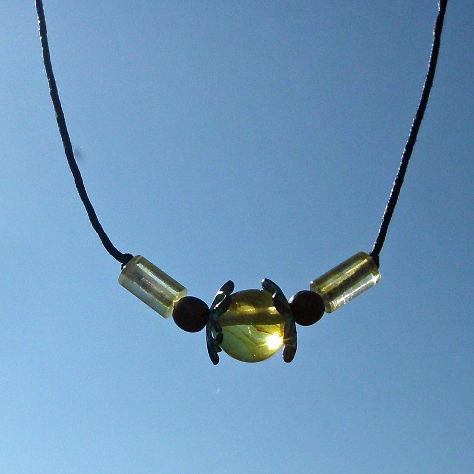 Einzelstück: Bernsteinperle mit Kupferspacern am Baumwollcollier