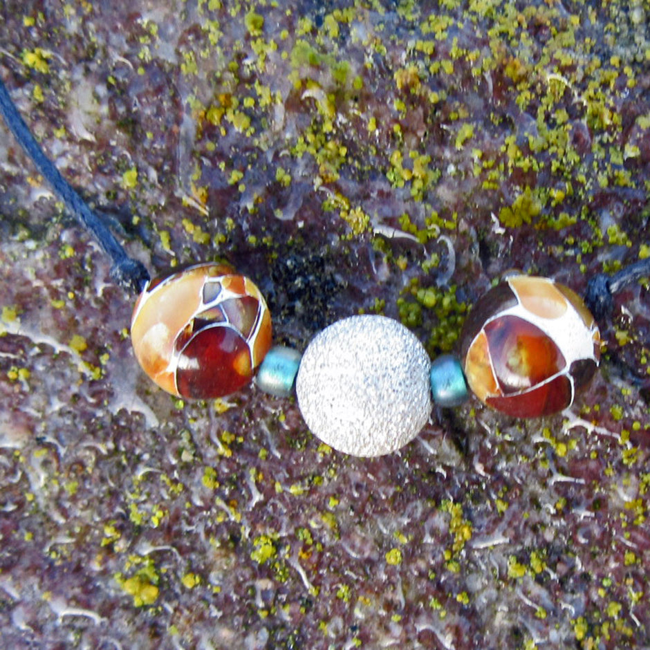 Collier aus Mosaikbernstein und diamantierter Silberperle