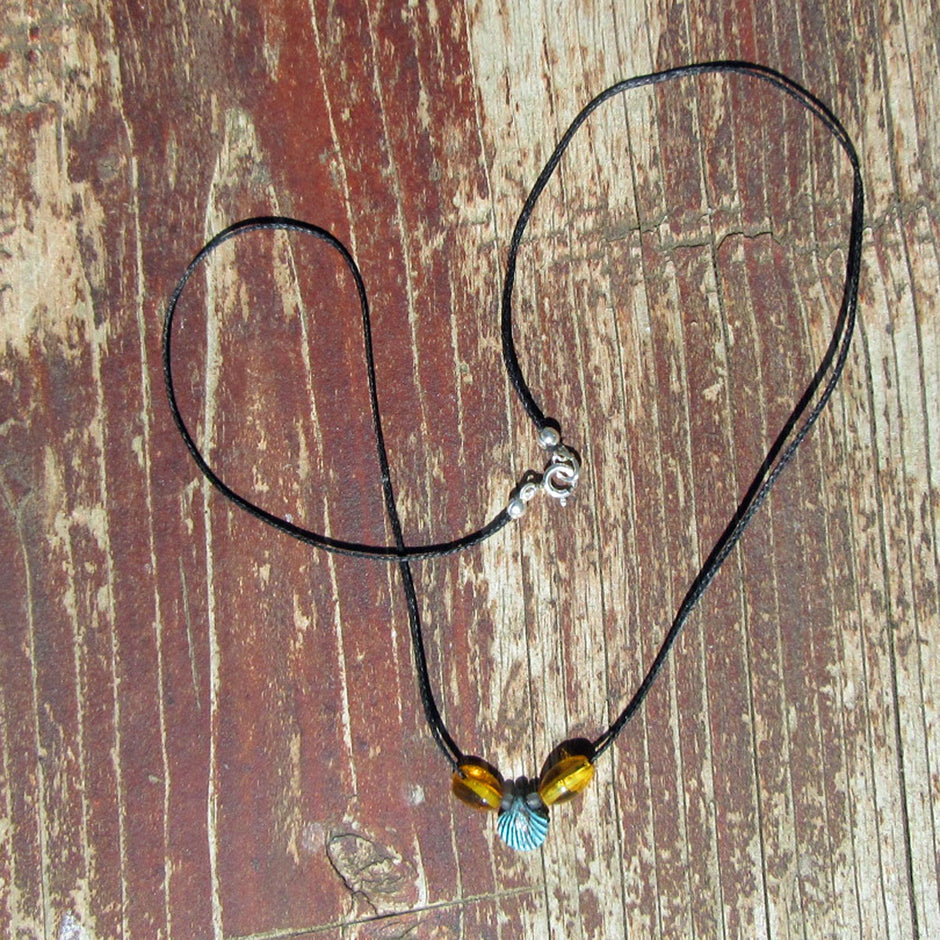 Grüne Muschel aus Kupfer mit Bernstein am Baumwollcollier