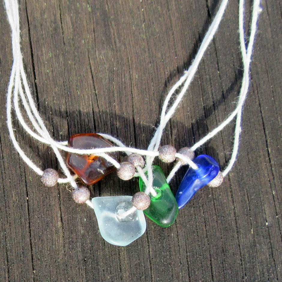 Baumwollcollier mit Seeglas und Gunmetall-Perlen