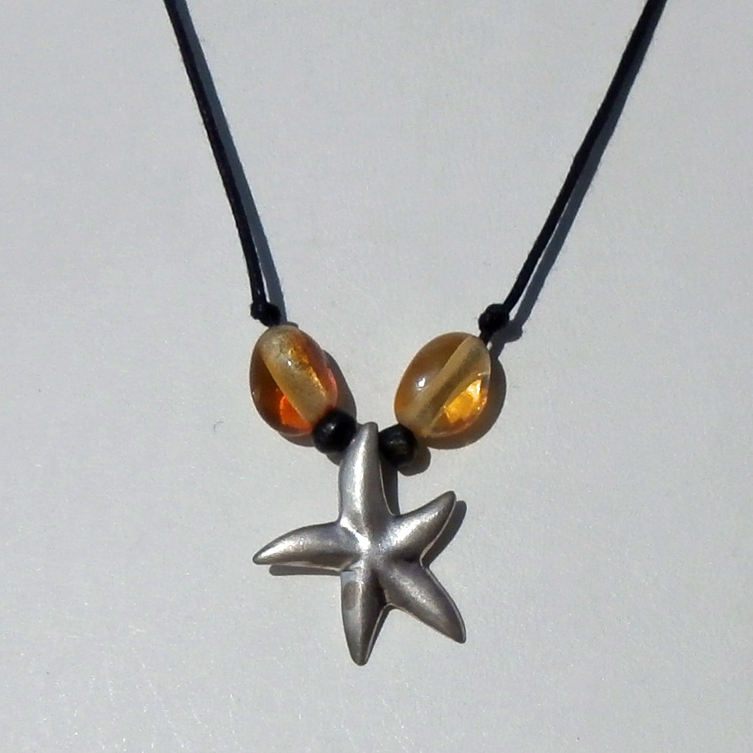 Collier aus Bernsteinperlen mit silbernem Seestern