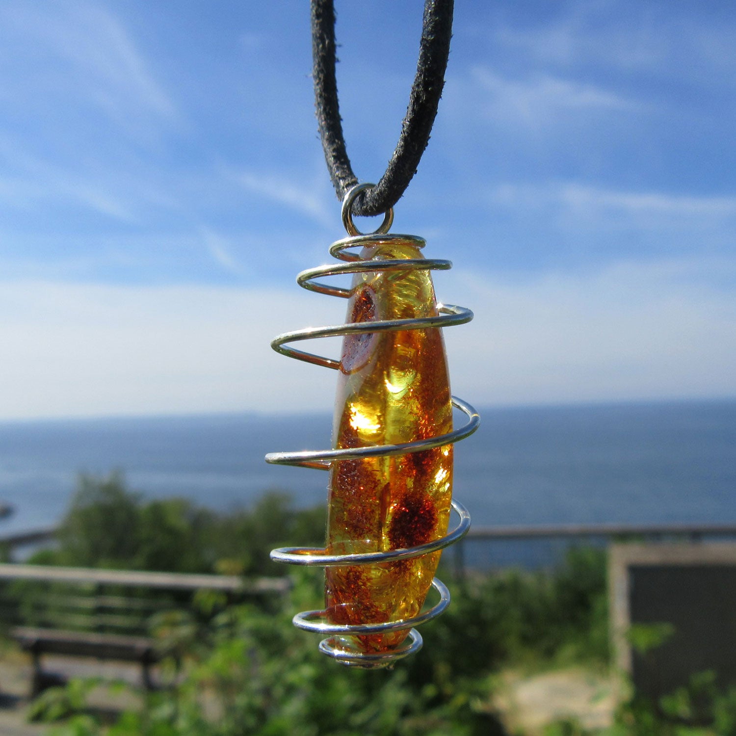 Bernsteinnugget in Spirale, nickelfreies Metall, Unikat