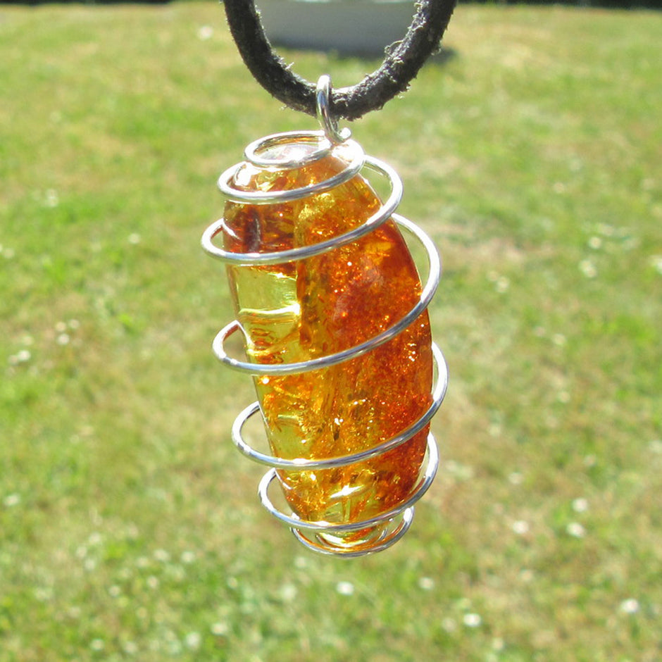 Bernsteinnugget in Spirale, nickelfreies Metall, Unikat