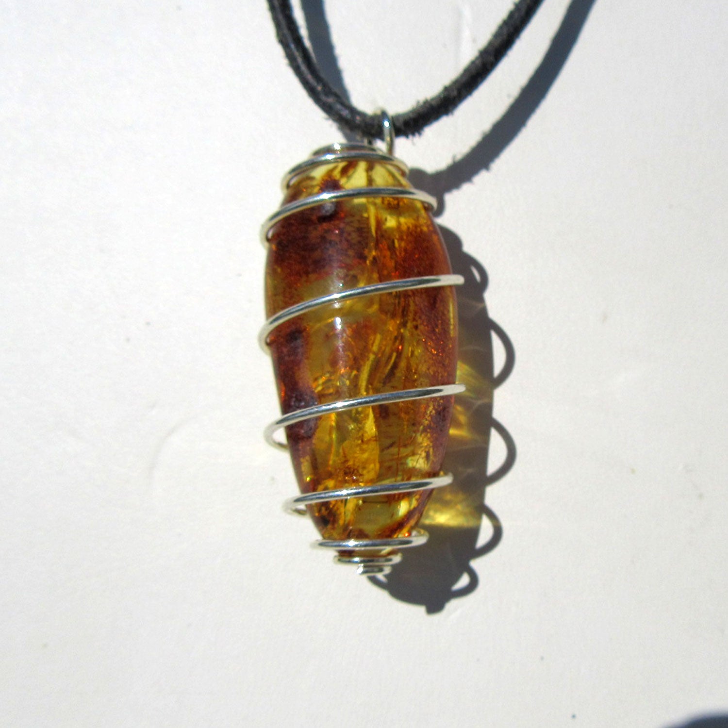 Bernsteinnugget in Spirale, nickelfreies Metall, Unikat