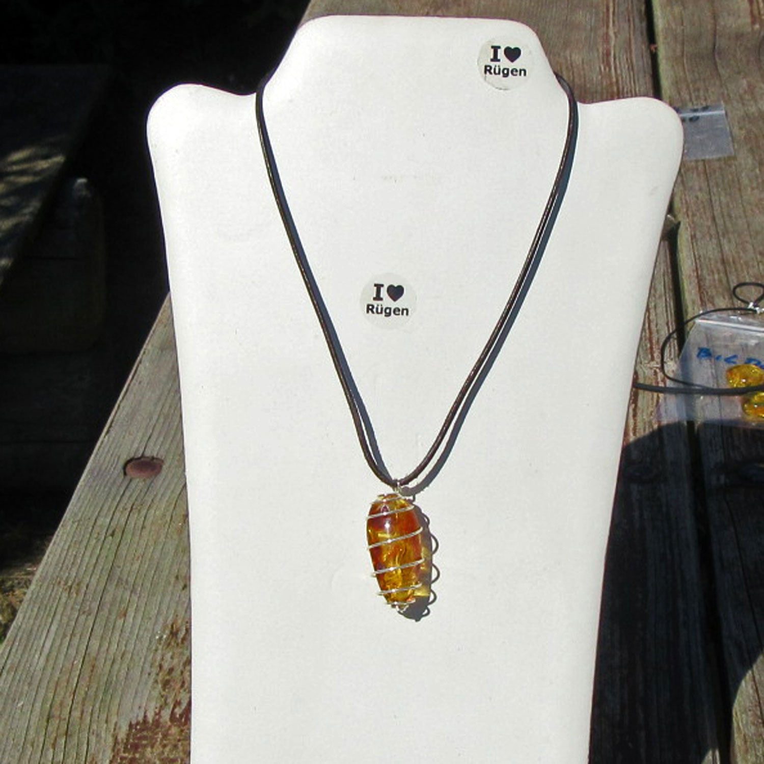 Bernsteinnugget in Spirale, nickelfreies Metall, Unikat