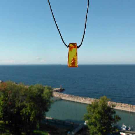 Collier aus poliertem Bernstein – zeitlos und elegant