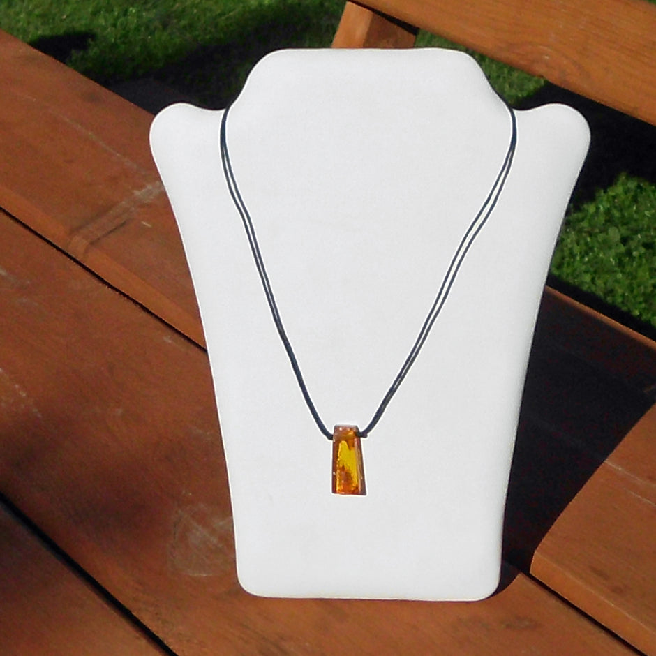 Collier aus poliertem Bernstein – zeitlos und elegant