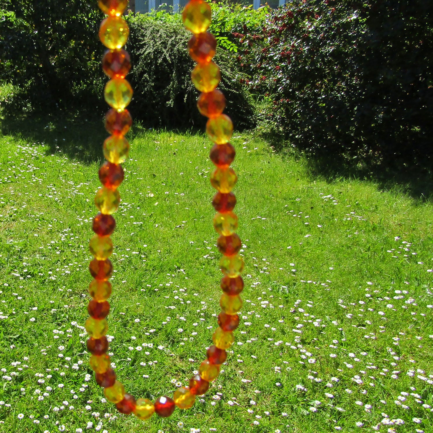 Einzigartige Bernsteinkette aus facettierten Perlen