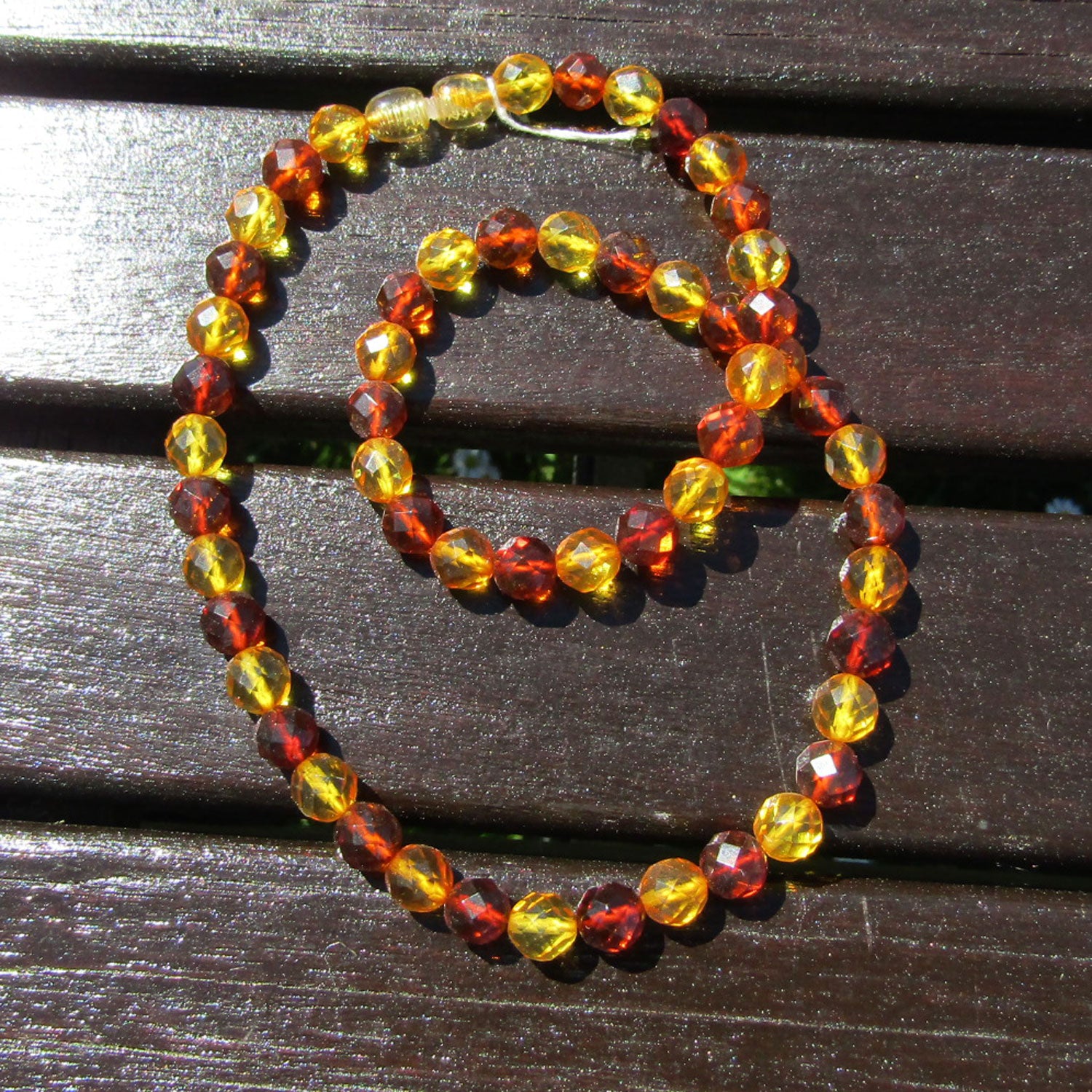 Einzigartige Bernsteinkette aus facettierten Perlen