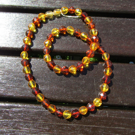 Einzigartige Bernsteinkette aus facettierten Perlen