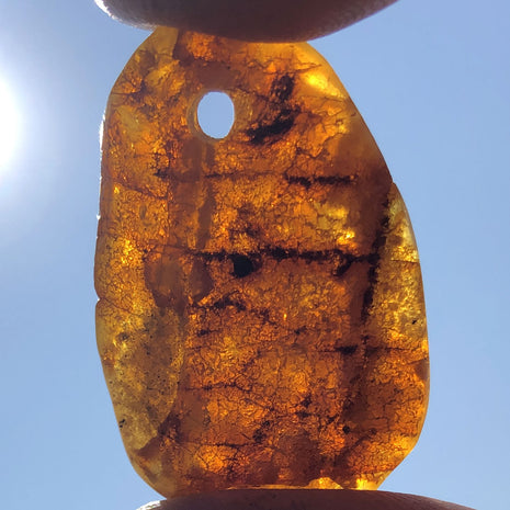 Einzigartiges Bernsteinstück mit großer Bohrung, unpoliert