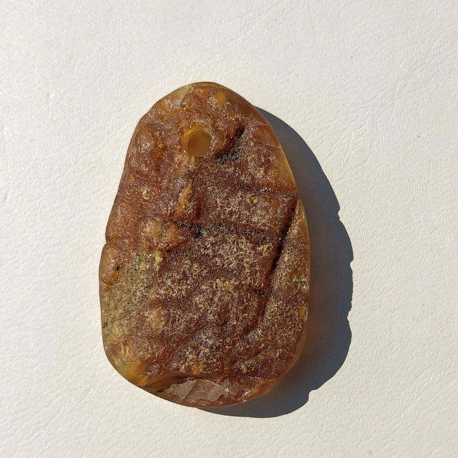 Einzigartiges Bernsteinstück mit großer Bohrung, unpoliert