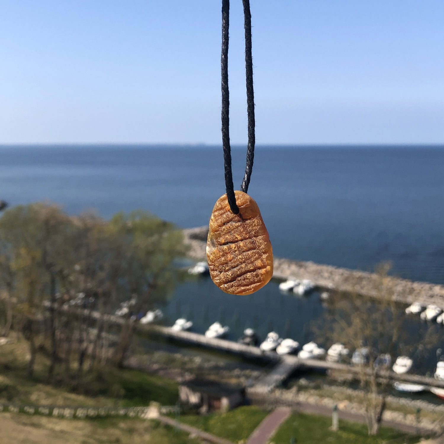 Einzigartiges Bernsteinstück mit großer Bohrung, unpoliert