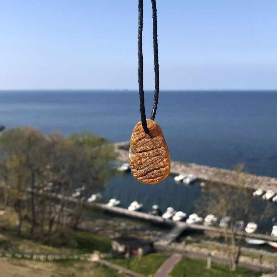 Einzigartiges Bernsteinstück mit großer Bohrung, unpoliert