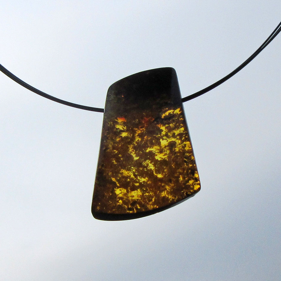 Einzigartiges Bernsteinstück mit Querbohrung