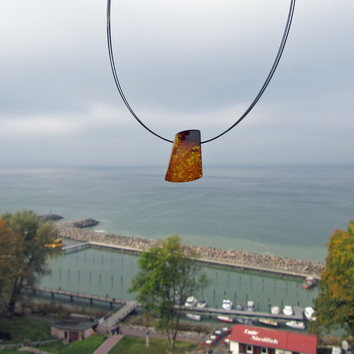 Einzigartiges Bernsteinstück mit Querbohrung