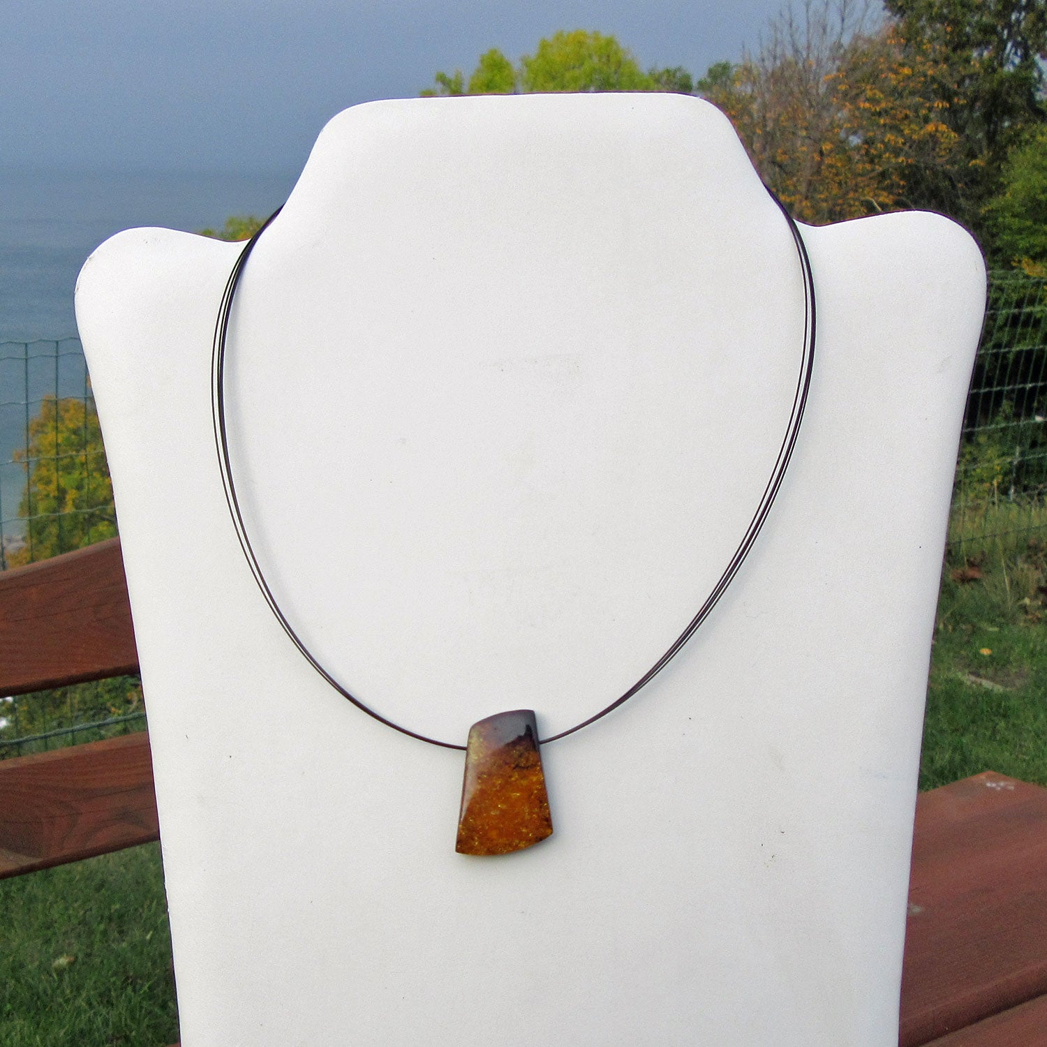 Einzigartiges Bernsteinstück mit Querbohrung