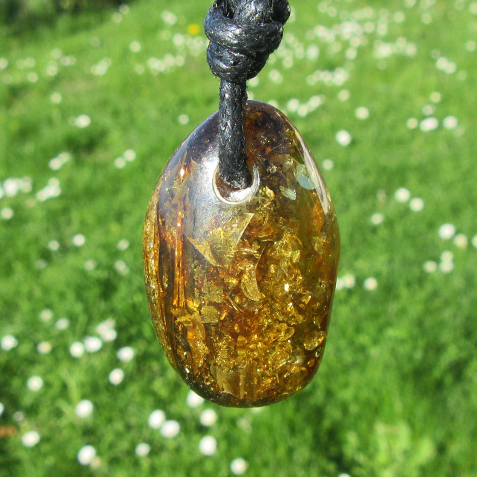 Dunkles, grünliches Bernsteinstück mit Einschlüssen