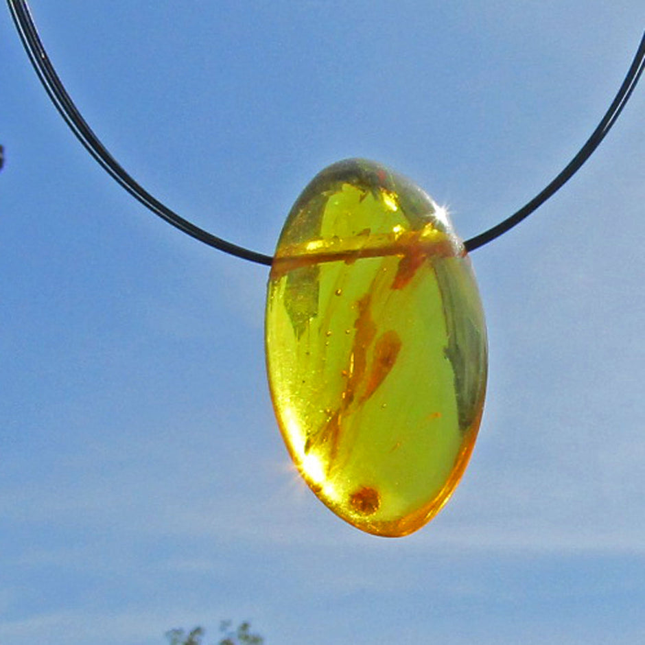 Poliertes Bernsteinstück mit Querbohrung, Unikat