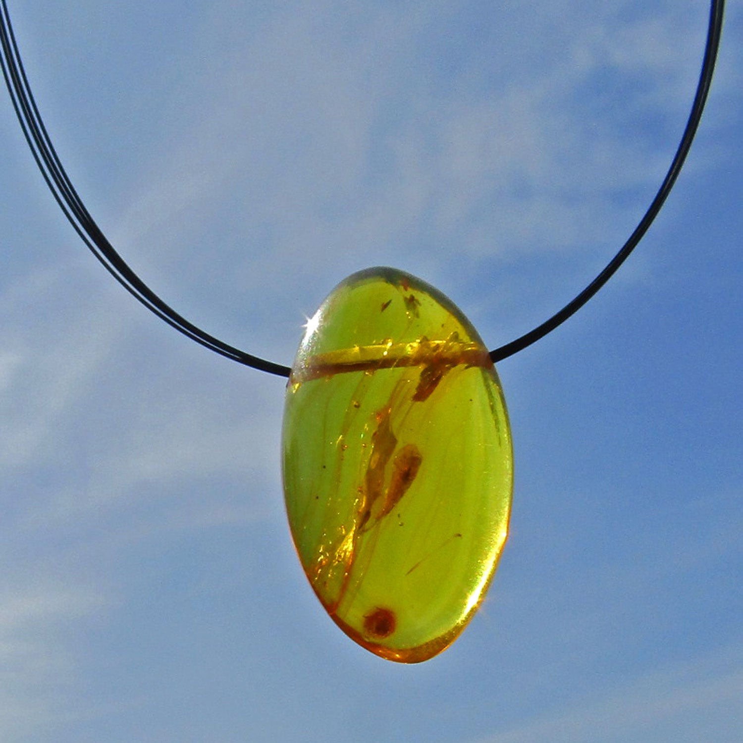 Poliertes Bernsteinstück mit Querbohrung, Unikat