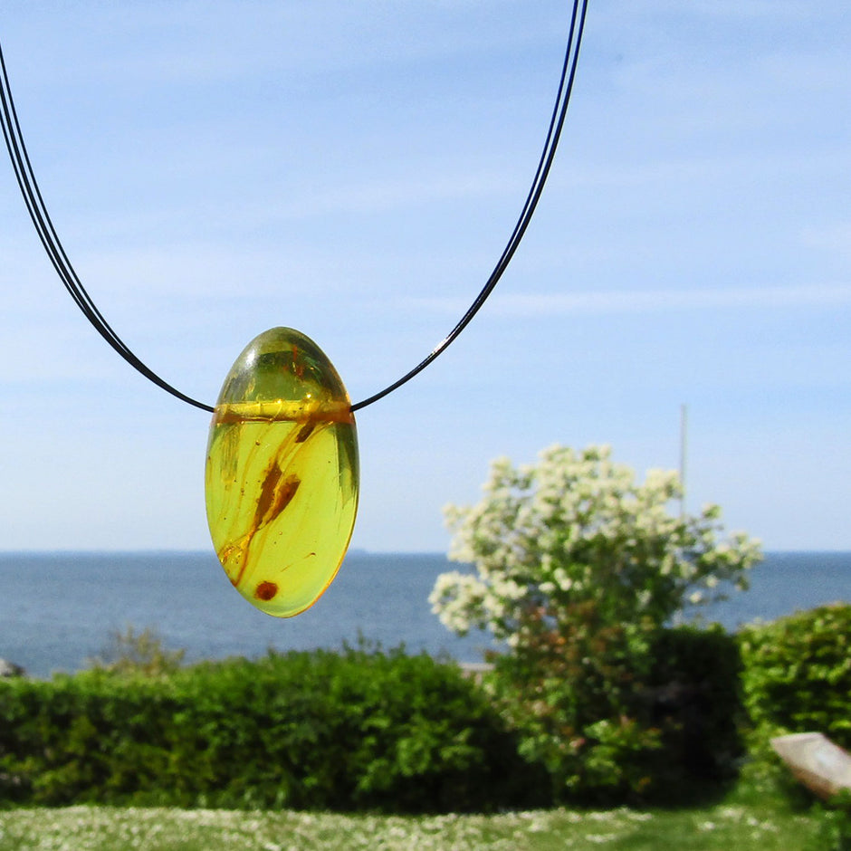 Poliertes Bernsteinstück mit Querbohrung, Unikat