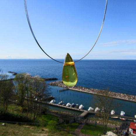 Einzigartiges, tropfenförmiges Bernsteinstück mit Einschlüssen