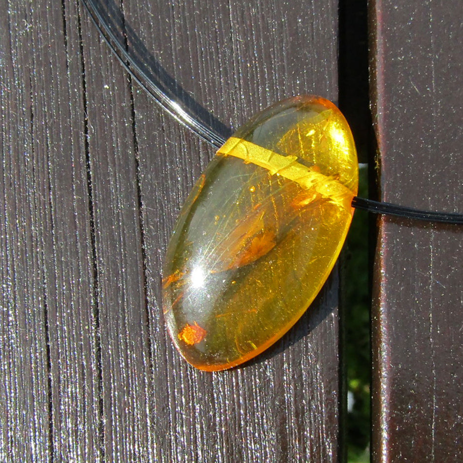 Poliertes Bernsteinstück mit Querbohrung, Unikat