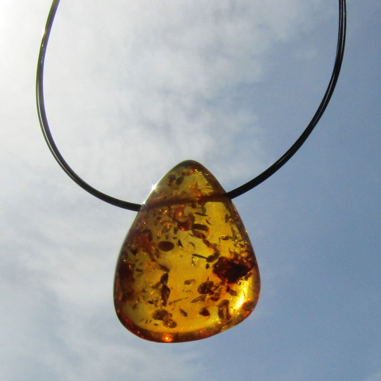 Tropfenförmiges Bernsteinstück mit Querbohrung