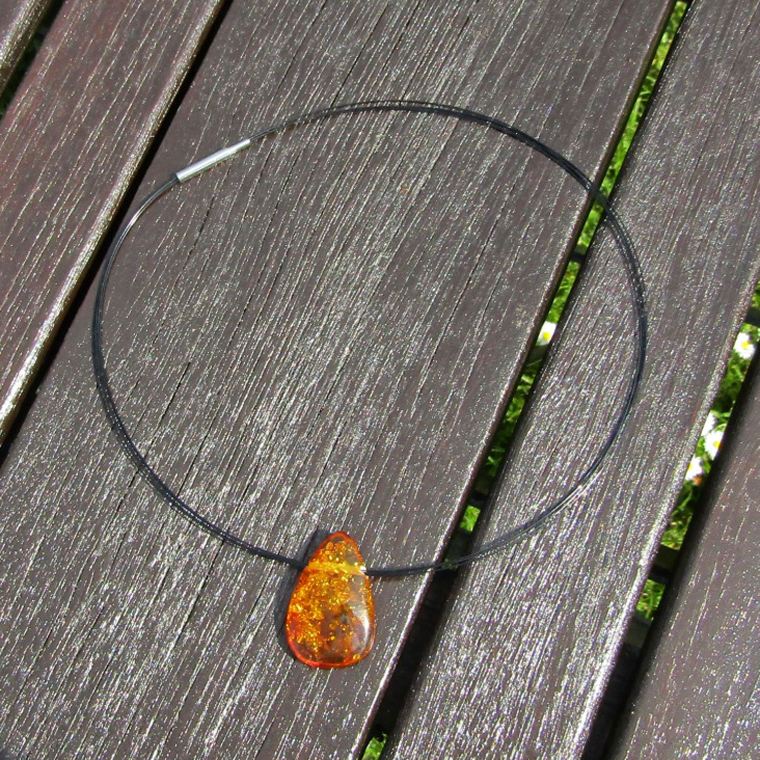 Tropfenförmiges Bernsteinstück mit Querbohrung